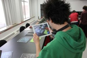 Un étudiant utilise Parallèle sur un iPad