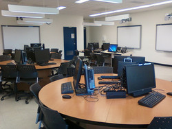 Des ordinateurs sur les tables de la classe d’apprentissage actif du Vanier College