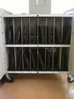 Un meuble de rangement pour ordinateurs portables dans une classe polyvalente