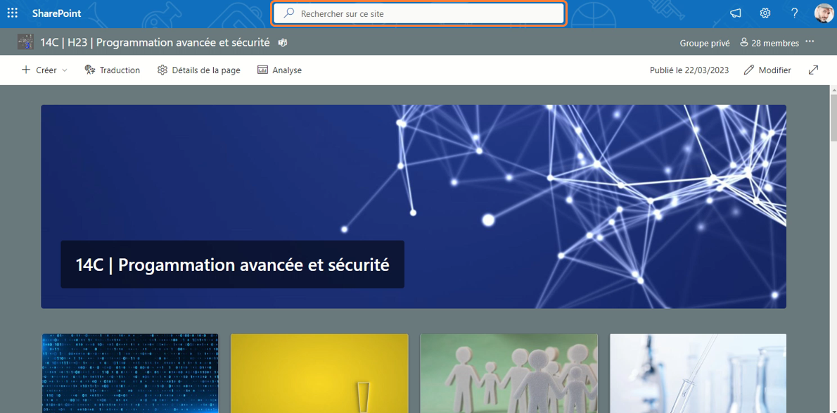 Capture d'écran de la page d'accueil d'un site SharePoint, vue dans un navigateur web. La barre de recherche, tout en haut de la page, est encerclée.